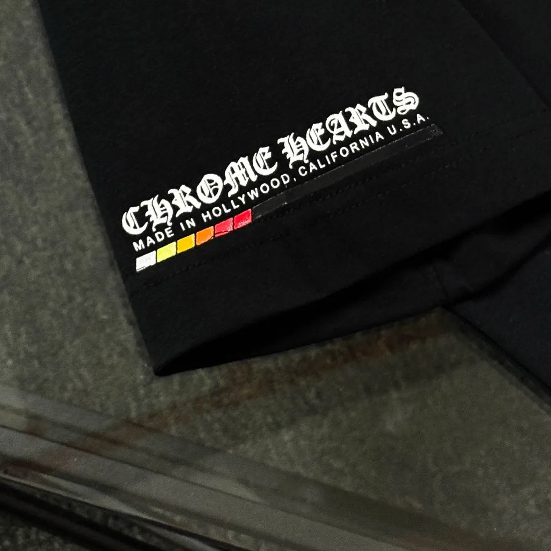 P180 Chrome Hearts Chrome Hearts 25 high-end versions. The fabric is made of 300 grams of high-density pure cotton. It does not deform or shrink. It has three labels. It is the same style for men and women. Technology: suede foaming + digital printing. Color: white, black. SIZE: S-XL.